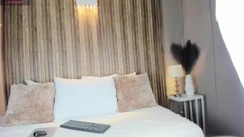 V A N N E S A   online show from November 2025 11:43:02 AM