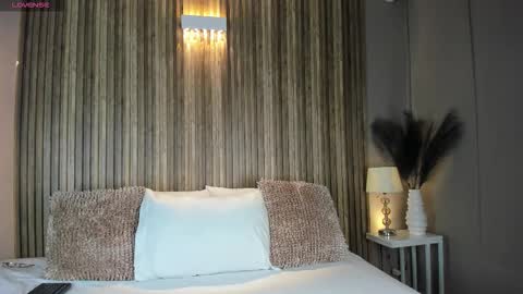 V A N N E S A   online show from November 2025 11:32:02 AM