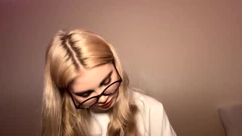 Monika online show from November 2025 05:48:01 PM