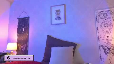 Vee Simons online show from July 2026 08:00:02 PM
