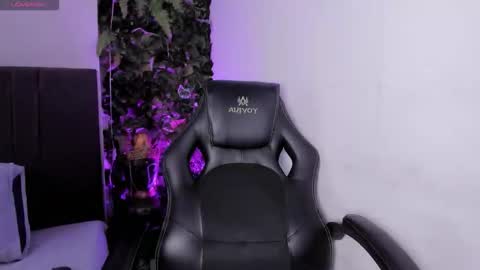 Snapshot of velakimm chatting on November 2025 08:29:01 PM Isabella online show from November 2025 08:29:01 PM