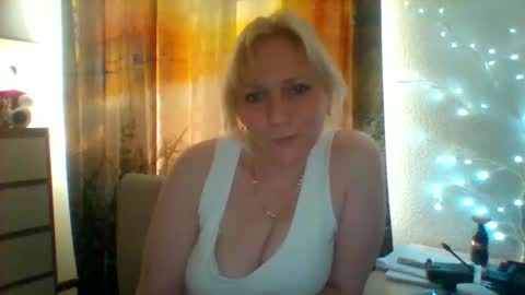 Snapshot of velka_raspberry chatting on May 2026 04:25:02 PM velka_raspberry online show from May 2026 04:25:02 PM