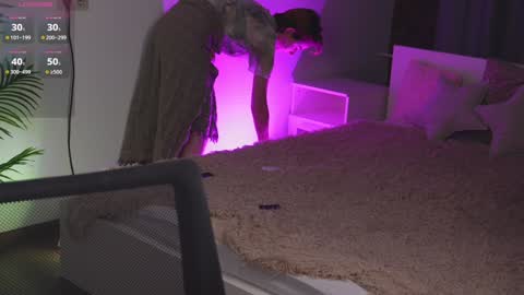 CLEOshort hair  TIna long hair  online show from December 2024 05:37:02 PM