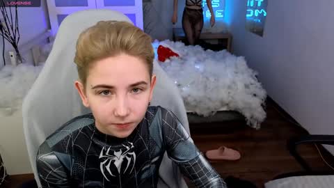 CLEOshort hair  TIna long hair  online show from December 2024 01:49:02 PM