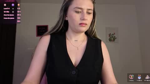 Snapshot of veronika__winslow_ chatting on December 2025 03:01:02 AM Vero online show from December 2025 03:01:02 AM