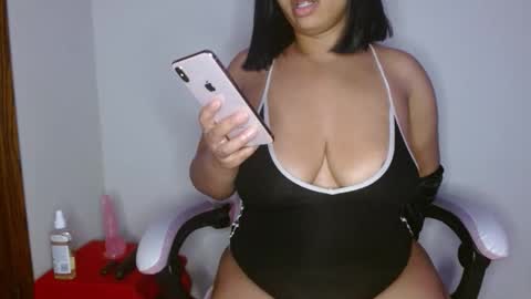 Snapshot of vibe_xxxo chatting on May 2026 05:01:02 AM vibe_xxxo online show from May 2026 05:01:02 AM
