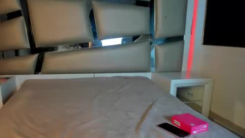 Victoria online show from November 2025 04:07:01 AM