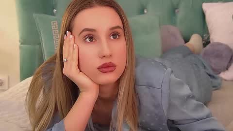 Victoria online show from December 2025 08:04:02 PM