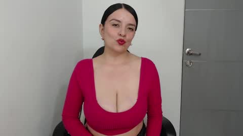 Snapshot of victoriahot_23 chatting on January 2025 08:50:01 PM Kim 3 online show from January 2025 08:50:01 PM