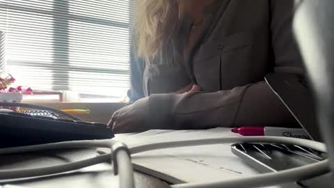 Victoria online show from November 2025 04:06:01 PM