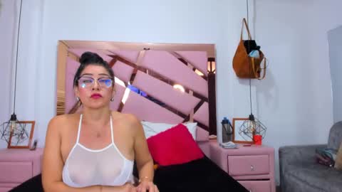 Snapshot of vikitomson chatting on January 2025 03:52:01 PM vikiTomson online show from January 2025 03:52:01 PM