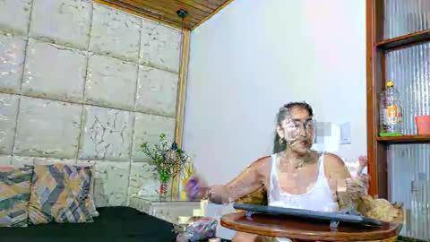 Snapshot of vikitomson chatting on December 2025 01:59:02 PM vikiTomson online show from December 2025 01:59:02 PM