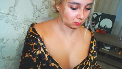 Snapshot of vikiwaitingforyou chatting on November 2025 12:38:02 PM Vitoria online show from November 2025 12:38:02 PM