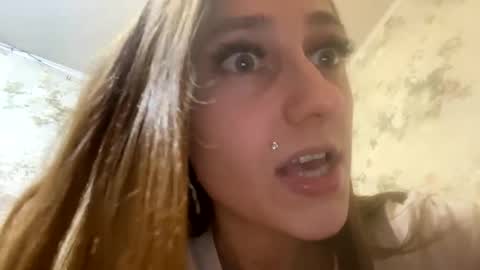 Snapshot of viktoria9898 chatting on January 2025 10:33:02 PM Sweett online show from January 2025 10:33:02 PM