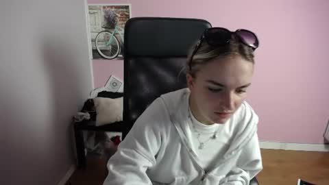 viktoria_lovely online show from July 2026 07:00:01 AM