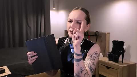 Snapshot of vinylstore chatting on January 2026 07:11:01 PM Diva Silvia online show from January 2026 07:11:01 PM