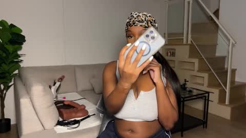 Snapshot of violet6xft chatting on November 2025 06:02:01 AM Fantasy Black Girl online show from November 2025 06:02:01 AM