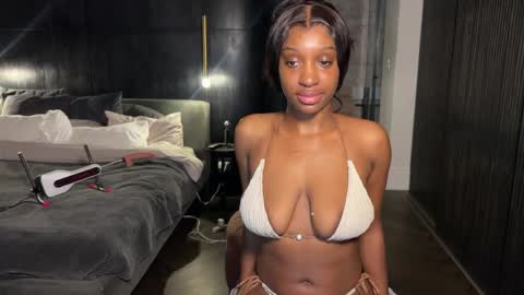 Snapshot of violet6xft chatting on May 2026 03:07:02 PM Fantasy Black Girl online show from May 2026 03:07:02 PM