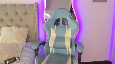 Snapshot of violet_rost chatting on December 2024 05:50:01 PM Violet online show from December 2024 05:50:01 PM