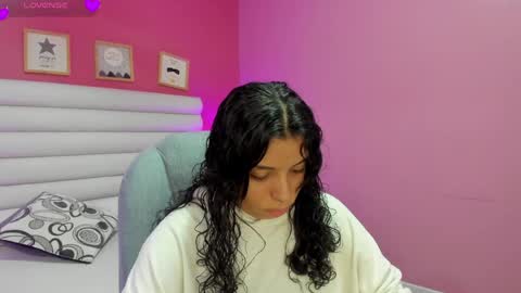 Snapshot of violet_sinclair chatting on June 2026 11:27:02 AM violet_sinclair online show from June 2026 11:27:02 AM