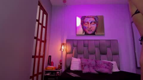 violet_storm_ online show from December 2025 10:25:02 PM