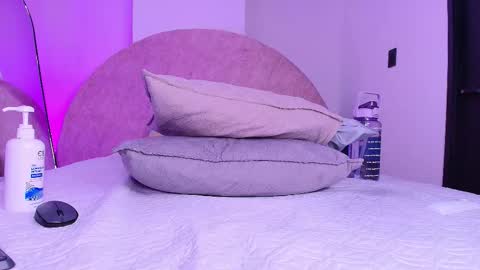 violeta london online show from December 2025 12:01:02 PM