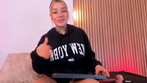 Snapshot of violeta_queen11 chatting on June 2026 02:06:02 PM Violeta online show from June 2026 02:06:02 PM