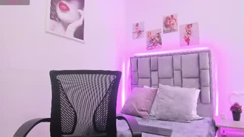 Snapshot of violeta_velvet_ chatting on June 2026 04:00:02 PM online show from June 2026 04:00:02 PM