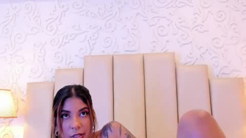 Snapshot of violetahills_ chatting on April 2026 05:29:01 PM Violeta online show from April 2026 05:29:01 PM