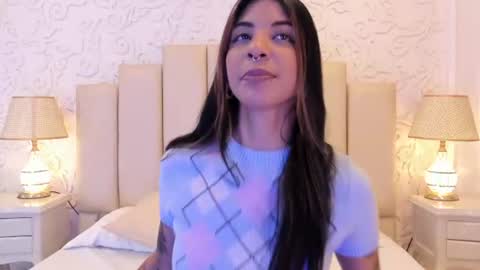 Snapshot of violetahills_ chatting on June 2026 01:32:02 PM Violeta online show from June 2026 01:32:02 PM