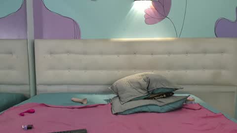 Snapshot of violetahsuky chatting on December 2024 07:43:02 PM Violetahsuky online show from December 2024 07:43:02 PM