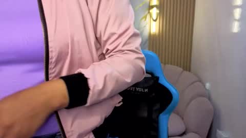 violeth_b online show from October 2025 12:47:01 PM