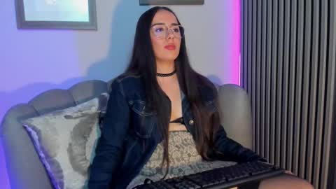 Snapshot of violett_gray chatting on November 2025 10:03:02 PM VIOLETT online show from November 2025 10:03:02 PM