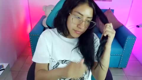 Snapshot of violetta_m_ chatting on June 2026 04:17:02 PM Violeta online show from June 2026 04:17:02 PM