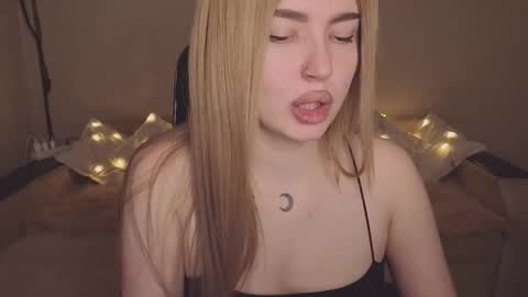 Snapshot of violettaotis chatting on December 2025 01:42:01 PM ViolettaOtis online show from December 2025 01:42:01 PM