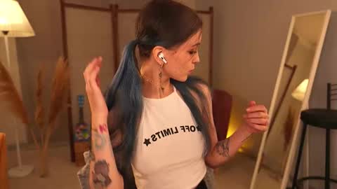 Snapshot of violettessa chatting on November 2025 11:53:01 AM violettessa online show from November 2025 11:53:01 AM