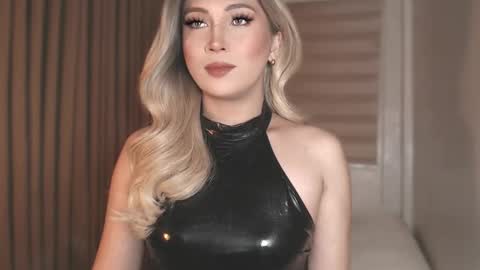 Snapshot of violetversacexx chatting on November 2025 06:39:03 AM Best Of Both Worlds online show from November 2025 06:39:03 AM