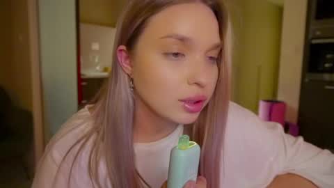 Snapshot of viollasinzz chatting on February 2025 02:43:02 PM Violla online show from February 2025 02:43:02 PM