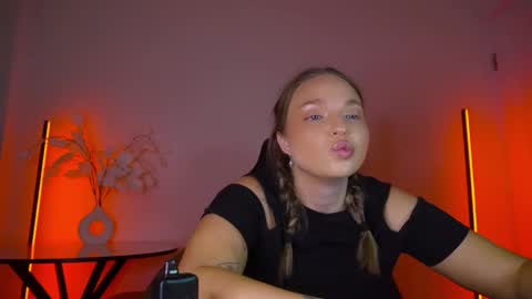 Snapshot of viollasinzz chatting on September 2025 04:01:01 AM Violla online show from September 2025 04:01:01 AM