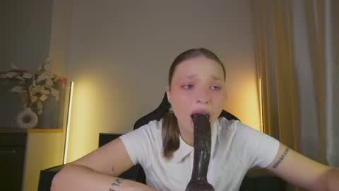 Snapshot of viollasinzz chatting on June 2026 10:23:01 AM Violla online show from June 2026 10:23:01 AM