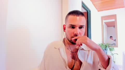 Snapshot of vito_ferrero chatting on March 2025 06:16:01 PM Vito Ferrer online show from March 2025 06:16:01 PM