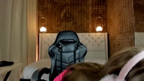 VittaaaPlease help me with your thumbs up its important  online show from January 2025 01:09:02 PM