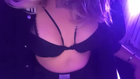 viva_lovee online show from June 2026 09:35:01 PM