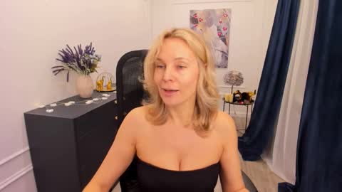 Snapshot of vivianlirei chatting on February 2026 04:30:01 AM Sinti online show from February 2026 04:30:01 AM