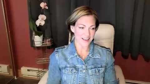 Snapshot of vivianluxe chatting on October 2025 12:47:01 AM VivianLuxe online show from October 2025 12:47:01 AM