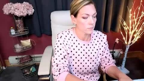 Snapshot of vivianluxe chatting on November 2025 09:28:01 PM VivianLuxe online show from November 2025 09:28:01 PM