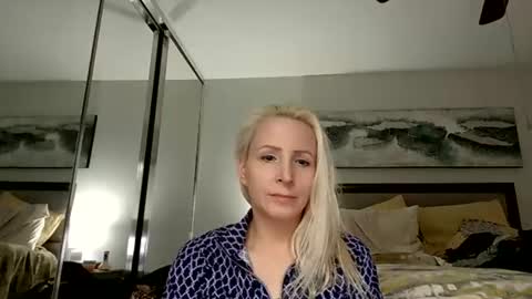 Snapshot of vivians_roses chatting on July 2026 03:40:02 PM Vivians Roses online show from July 2026 03:40:02 PM