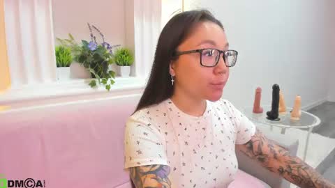 Snapshot of vivien_montclair chatting on June 2026 12:08:01 AM Vivien online show from June 2026 12:08:01 AM