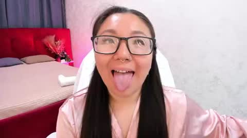 Snapshot of vivien_montclair chatting on June 2026 01:05:02 AM Vivien online show from June 2026 01:05:02 AM