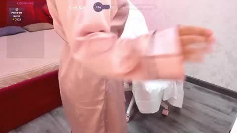Snapshot of vivien_montclair chatting on June 2026 05:12:01 AM Vivien online show from June 2026 05:12:01 AM